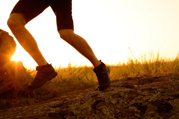 Close-up of Sportsman 's Legs Running on the Rocky Mountain Trail at Sunset. Estilo de vida activo —  Fotos de Stock