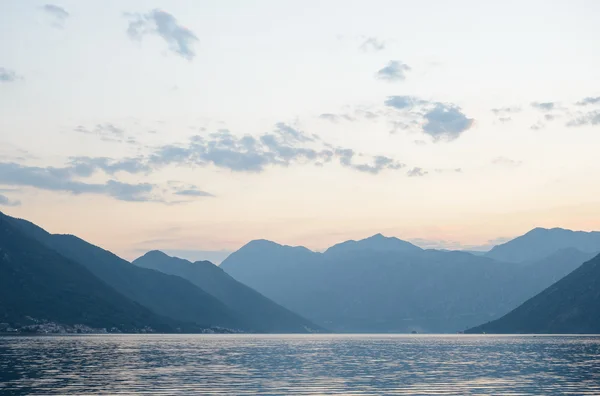 Kotorbukta i kveld. Panorama i Boka-Kotorska-bukta, Montenegro . – stockfoto