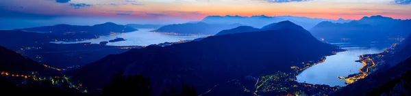 Baía de Kotor à noite. Panorama de alta resolução da baía de Boka-Kotorska. Kotor, Tivat, Perast, Montenegro . — Fotografia de Stock