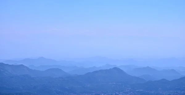 Matahari terbenam di pegunungan. Dinaric Alps, Lovcen pegunungan, Montenegro — Stok Foto