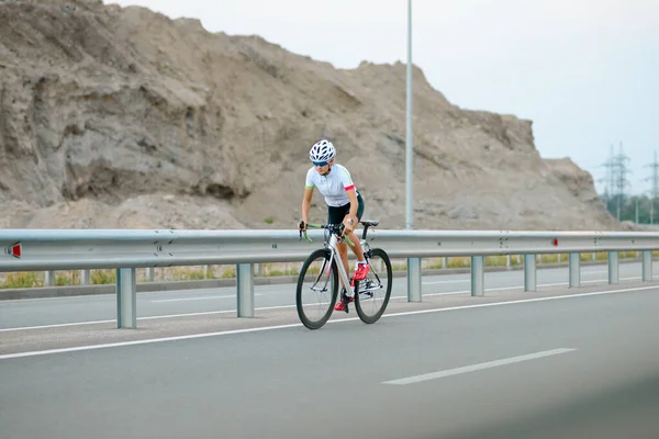 Jovem mulher ciclista andar de bicicleta na estrada da montanha. Aventura, Estilo de vida saudável, Esporte — Fotografia de Stock
