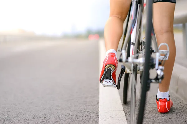 Mujer ciclista preparándose para montar en bicicleta en la carretera. Deportes, Aventura, Vida sana —  Fotos de Stock