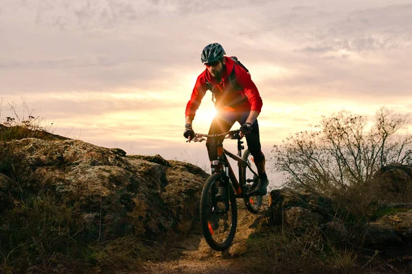 Cyklist i Red Riding Bike på hösten Rocky Trail vid solnedgången. Extrem Sport och Enduro cykelkoncept. — Stockfoto
