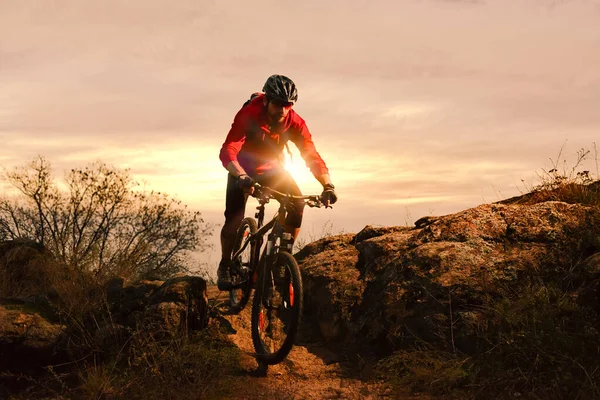 Ποδηλάτης στο Red Riding Bike στο Autumn Rocky Trail στο Sunset. Extreme Sport και Enduro Biking Concept. — Φωτογραφία Αρχείου