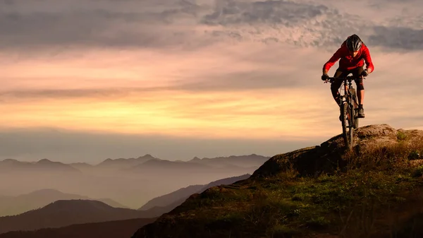 Ποδηλάτης στο Red Riding Bike στο Autumn Rocky Trail στο Sunset. Extreme Sport και Enduro Biking Concept. — Φωτογραφία Αρχείου