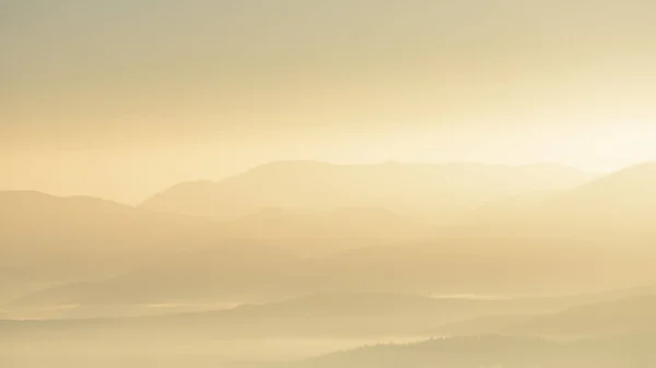 Belo nascer do sol nas montanhas dos Cárpatos ucranianos — Fotografia de Stock