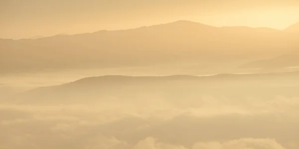 Belo nascer do sol nas montanhas dos Cárpatos ucranianos — Fotografia de Stock