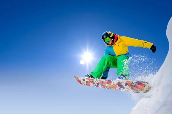 Snowboardista Skákání na snowboardu v horách. snowboarding a zimní sporty — Stock fotografie