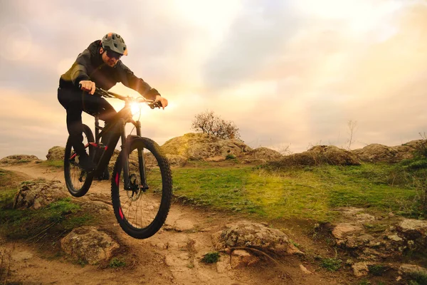 Radprofi auf dem Autumn Rocky Trail bei Sonnenuntergang. Extremsport und Enduro-Konzept. — Stockfoto