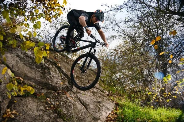 Επαγγελματίας ποδηλάτης ιππασίας Mountain Bike κάτω από το λόφο. Extreme Sport και Enduro Biking Concept. — Φωτογραφία Αρχείου
