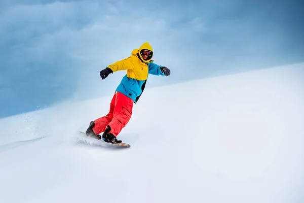 Snowboarder Equitação Snowboard nas montanhas. Snowboarding e esportes de inverno — Fotografia de Stock