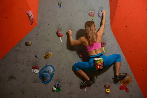 Donna Arrampicante Esercizio di arrampicata nella palestra di roccia. Sport estremi e concetto di arrampicata indoor — Foto Stock