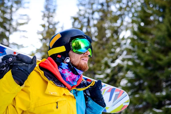 Retrato Jovem Snowboarder Com Snowboard Floresta Inverno Snowboarding Conceito Esportes — Fotografia de Stock