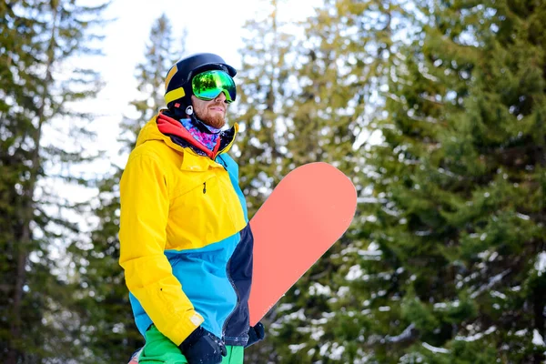 Retrato Jovem Snowboarder Com Snowboard Floresta Inverno Snowboarding Conceito Esportes — Fotografia de Stock