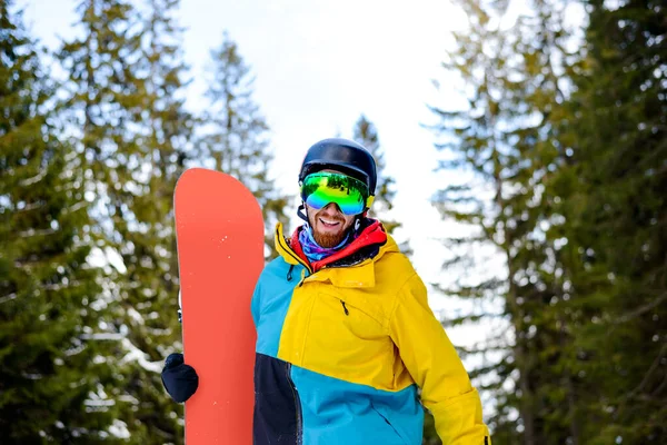 Portrét Mladého Snowboardisty Snowboardem Zimním Lese Koncept Snowboardingu Zimních Sportů — Stock fotografie