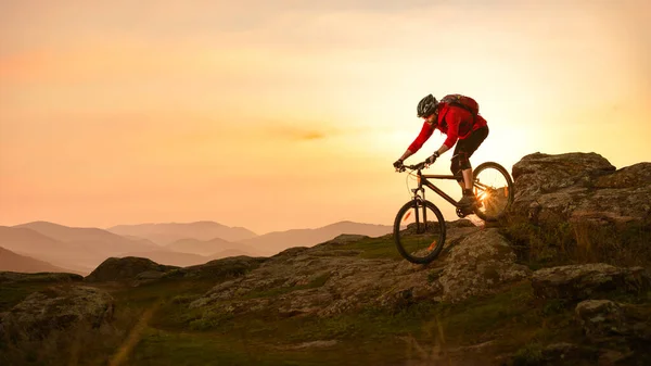 Cyclist Red Riding Mountain Bike Summer Rocky Trail Sunset Extreme — Stock Photo, Image