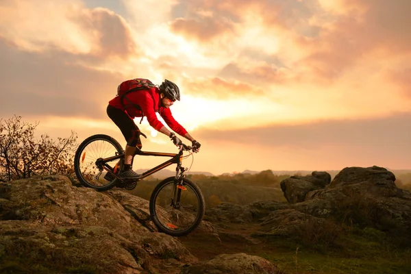 Radler Rot Mit Dem Mountainbike Auf Dem Sommerlichen Steinigen Weg — Stockfoto