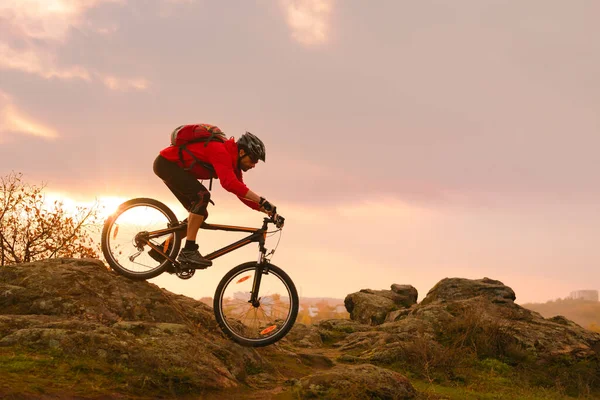 Kerékpáros Red Riding Mountain Bike Nyári Rocky Trail Naplementekor Extrém — Stock Fotó