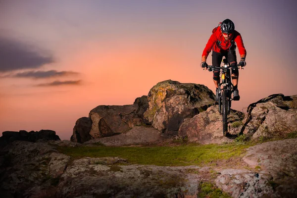 Cyklista Red Riding Mountain Bike Spring Rocky Trail Při Západu — Stock fotografie