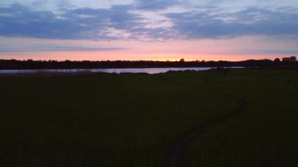 Sunset Sky su Field e River. Serata estiva calda. Vista aerea. — Video Stock