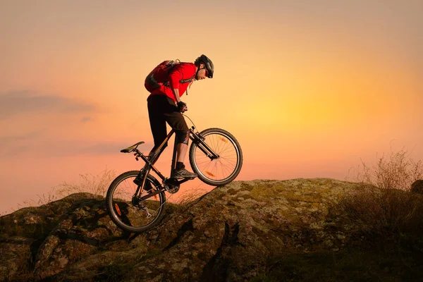 Cyclist in Red Riding Bike on the Spring Rocky Trail at Sunset. Extreme Sport and Enduro Biking Concept. — стокове фото