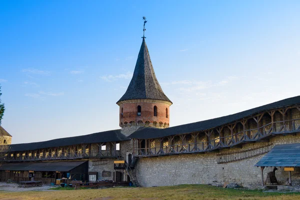 Старая крепость в древнем городе Каменец-Подольском — стоковое фото