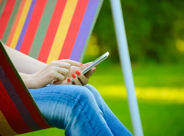 Mujer joven usando el teléfono móvil inteligente al aire libre — Foto de Stock