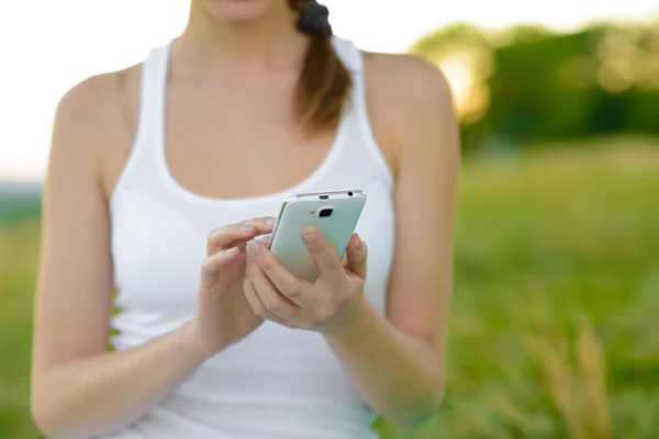 Kvinna med hjälp av mobiltelefon utomhus — Stockfoto