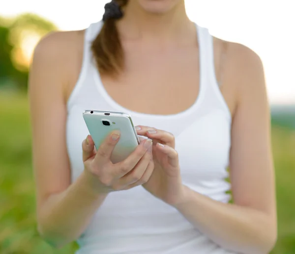 मोबाइल स्मार्ट फोन आउटडोर का उपयोग करने वाली महिला — स्टॉक फ़ोटो, इमेज