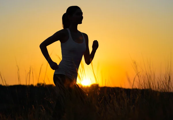 Jeune belle femme qui court sur le sentier de montagne le matin — Photo