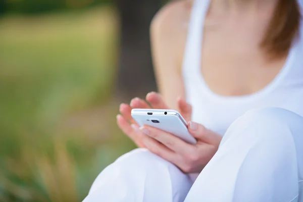 Женщина с помощью мобильного смартфона на открытом воздухе — стоковое фото