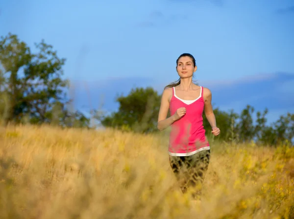 Joven hermosa mujer corriendo en el sendero de la montaña en la mañana — Foto de Stock