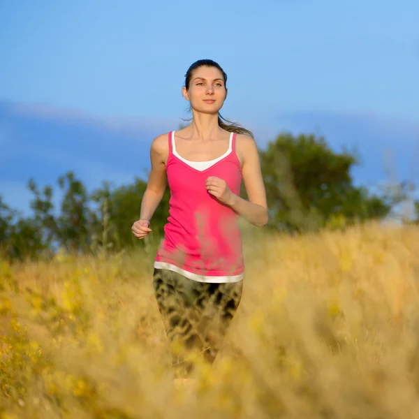 Joven hermosa mujer corriendo en el sendero de la montaña en la mañana — Foto de Stock