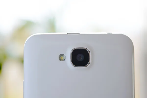 Immagine ravvicinata della fotocamera dello Smart Phone bianco — Foto Stock