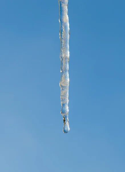 Närbild bild av istapp på blå himmel bakgrund — Stockfoto