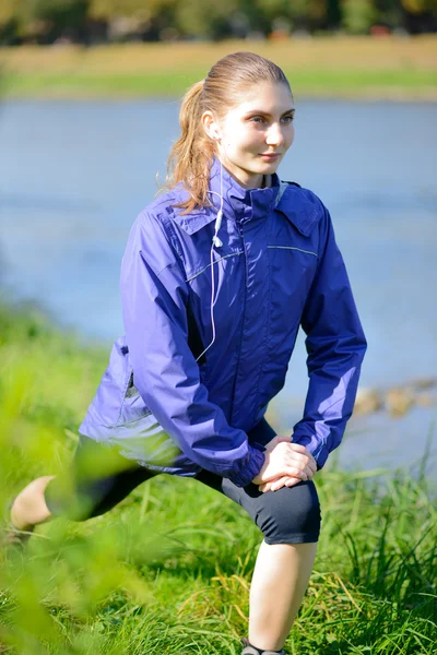 Joven hermosa mujer en forma haciendo ejercicio al aire libre en el parque —  Fotos de Stock