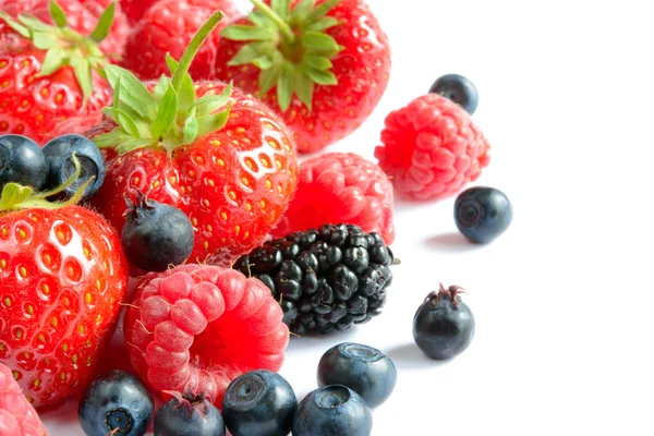 Großer Haufen frischer reifer süßer Beeren auf weißem Hintergrund — Stockfoto