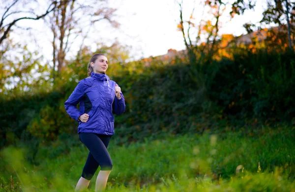 Joven hermosa mujer corriendo en el parque —  Fotos de Stock