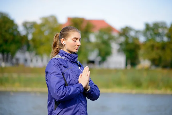 Ung smuk kvinde meditere på floden - Stock-foto