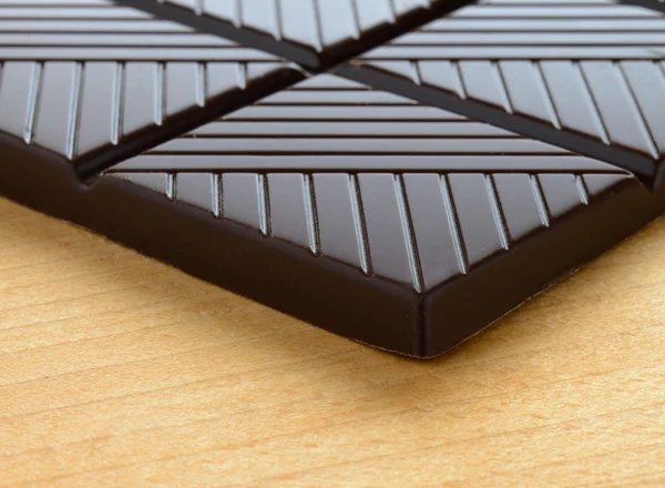 Donkere chocolade plaat op de houten tafel — Stockfoto