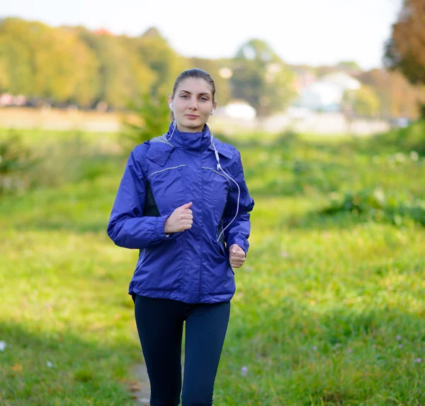 Joven hermosa mujer corriendo en el parque —  Fotos de Stock