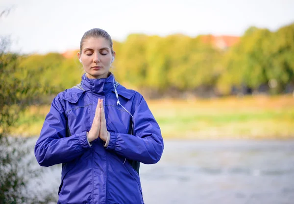 Genç güzel kadın meditasyon Nehri üzerinde — Stok fotoğraf