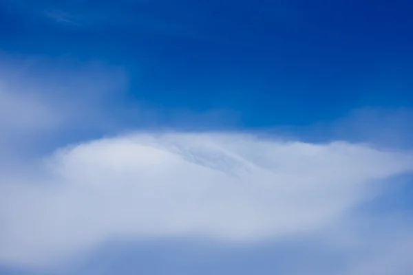 Diep blauwe lucht met witte wolken — Stockfoto