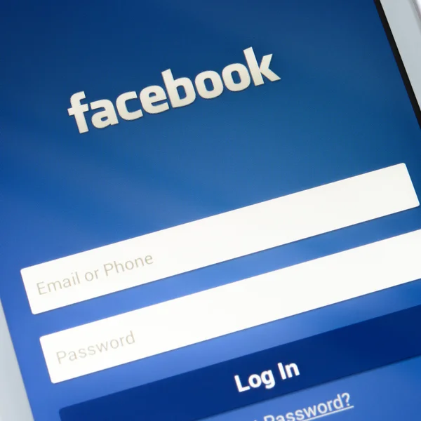 ZAPORIZHZHYA, UCRAINA - 07 NOVEMBRE 2014: Smart Phone bianco con Facebook Social Network sullo schermo — Foto Stock