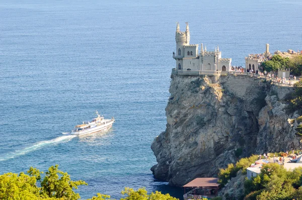 Όμορφη χελιδόνι της φωλιά κάστρο πάνω στο βράχο, Κριμαία, Ουκρανία — Φωτογραφία Αρχείου