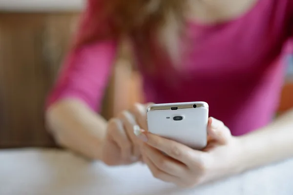 Vrouw met behulp van haar mobiele slimme telefoon thuis — Stockfoto