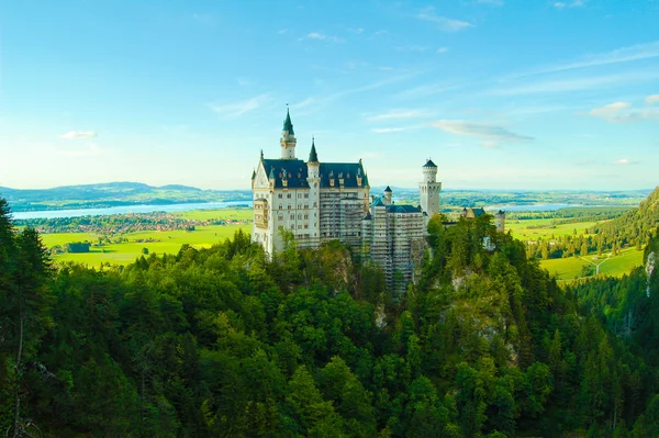 Famous Neuschwanstein castle in Fussen, Bavarian Alps, Germany — Stock Photo, Image