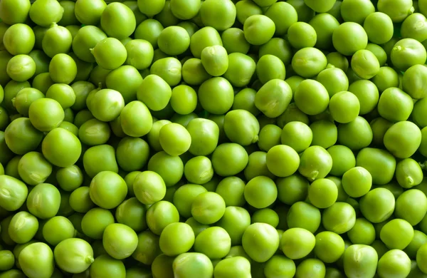 Фон свіжих солодких зелених горошин — стокове фото