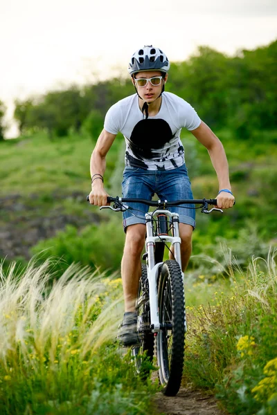 Ciclista montando la bicicleta en el hermoso sendero de montaña de primavera —  Fotos de Stock