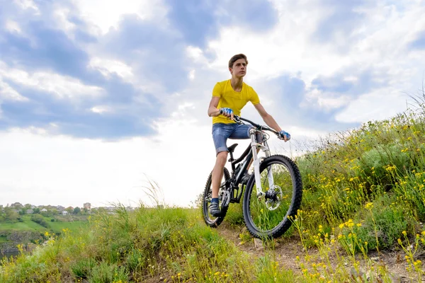 Cyclist Riding the Bike on Beautiful Spring Mountain Trail — Stock Photo, Image